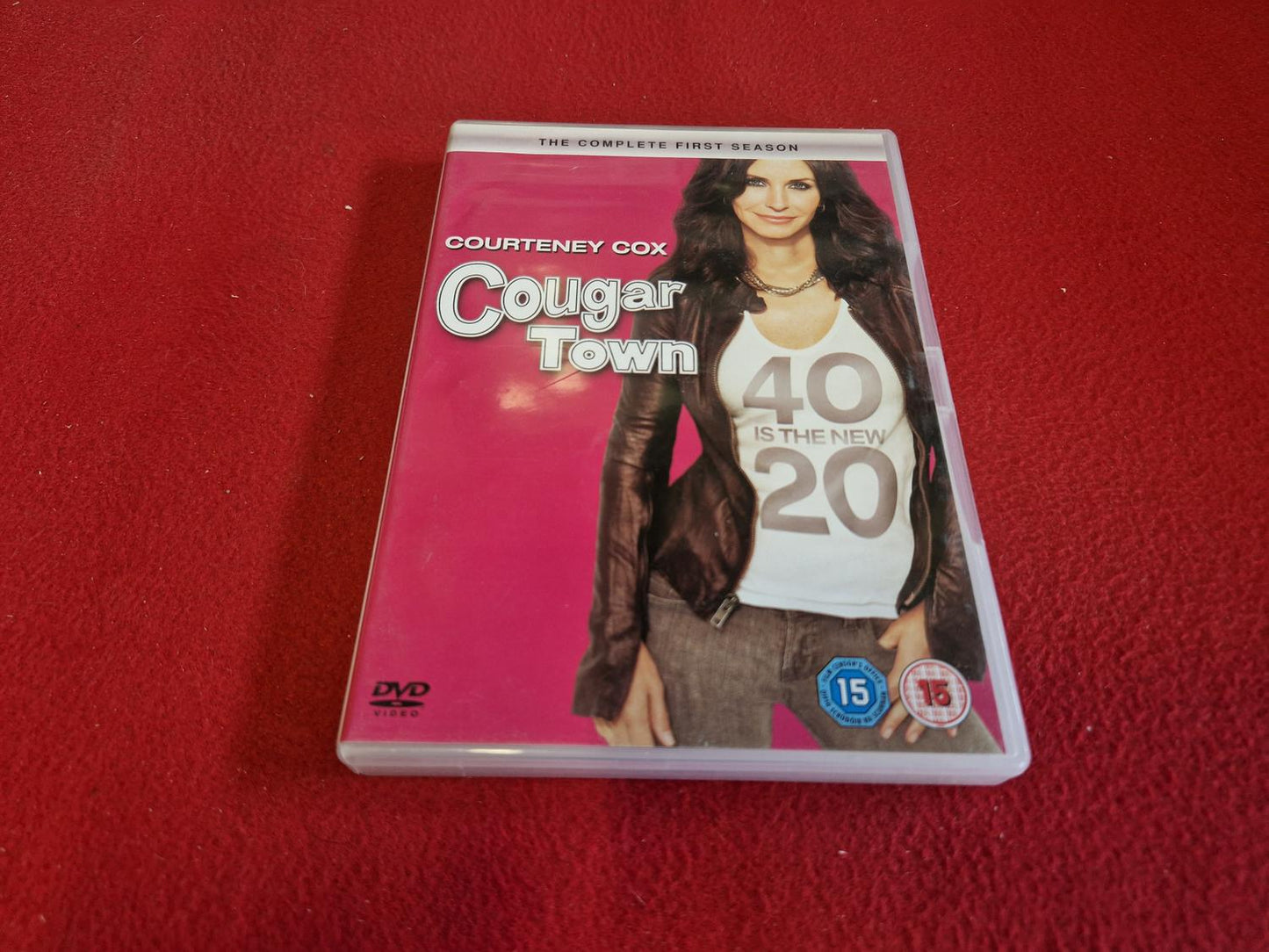 COUGAR TOWN SEASON 1 BOX till DVD