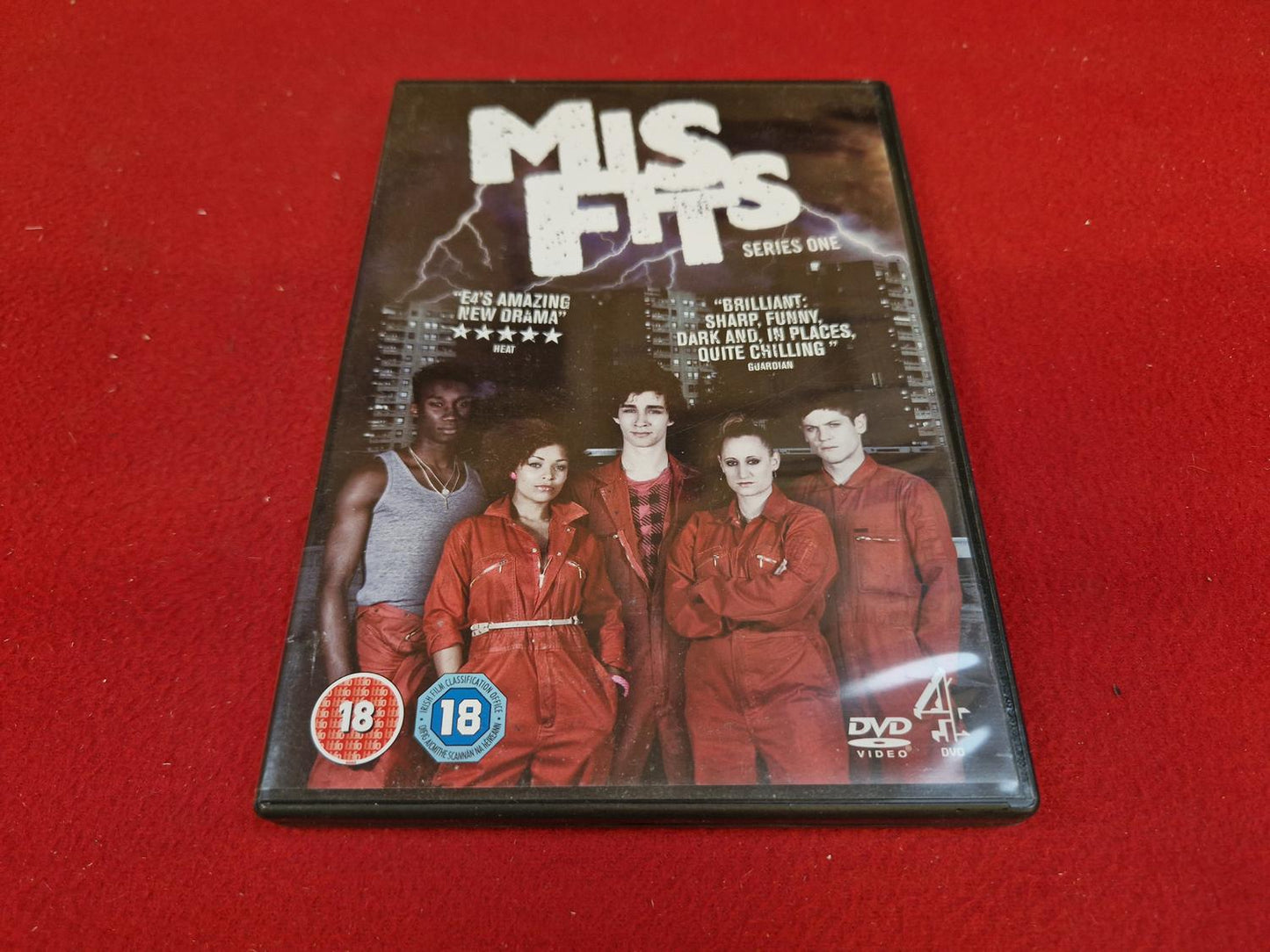 MISFITS SERIES 1 BOX till DVD